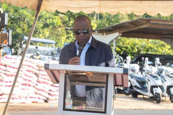 LE MAIRE AMADOU KONÉ OFFRE DES VIVRES ET NON VIVRES À PLUSIEURS COUCHES SOCIALES ET DOTE LE PERSONNEL MUNICIPAL D'ENGINS ROULANTS